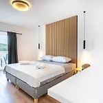 In With Sea View, Balcony, Air Conditioning, Wifi 4249-5 Cres