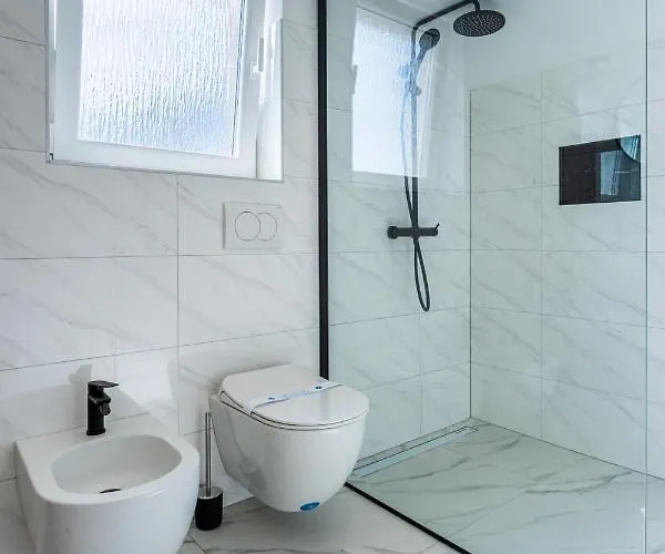 In With Sea View, Balcony, Air Conditioning, Wifi 4249-5 Cres