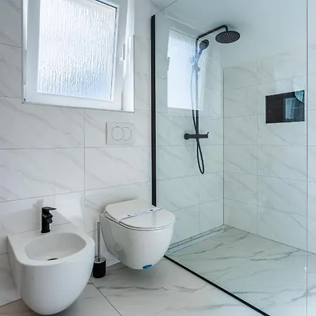 In With Sea View, Balcony, Air Conditioning, Wifi 4249-5 Cres