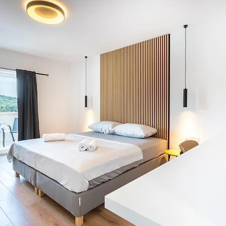 In With Sea View, Balcony, Air Conditioning, Wifi 4249-5 Cres