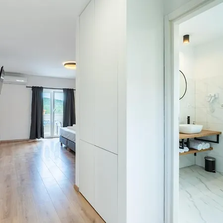 In With Sea View, Balcony, Air Conditioning, Wifi 4249-5 Cres